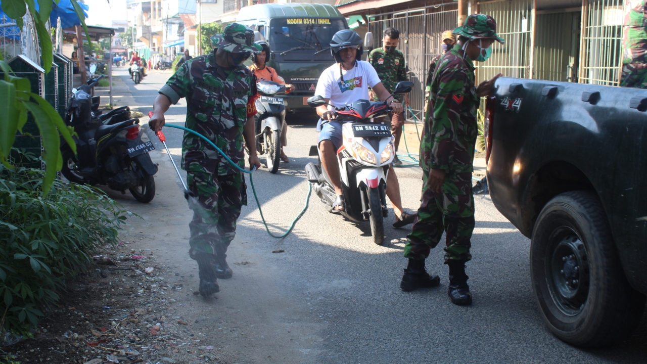 Personil Kodim 0314 /Inhil Melakukan Penyemprotan Desinfektan di Lorong Kolong