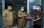 Tim Gugus Tugas Penanggulangan Covid-19 Kabupaten Inhil Menerima Bantuan Uang dan Peralatan penyemprotan Disinfektan dari Kacab BRI Tembilahan.