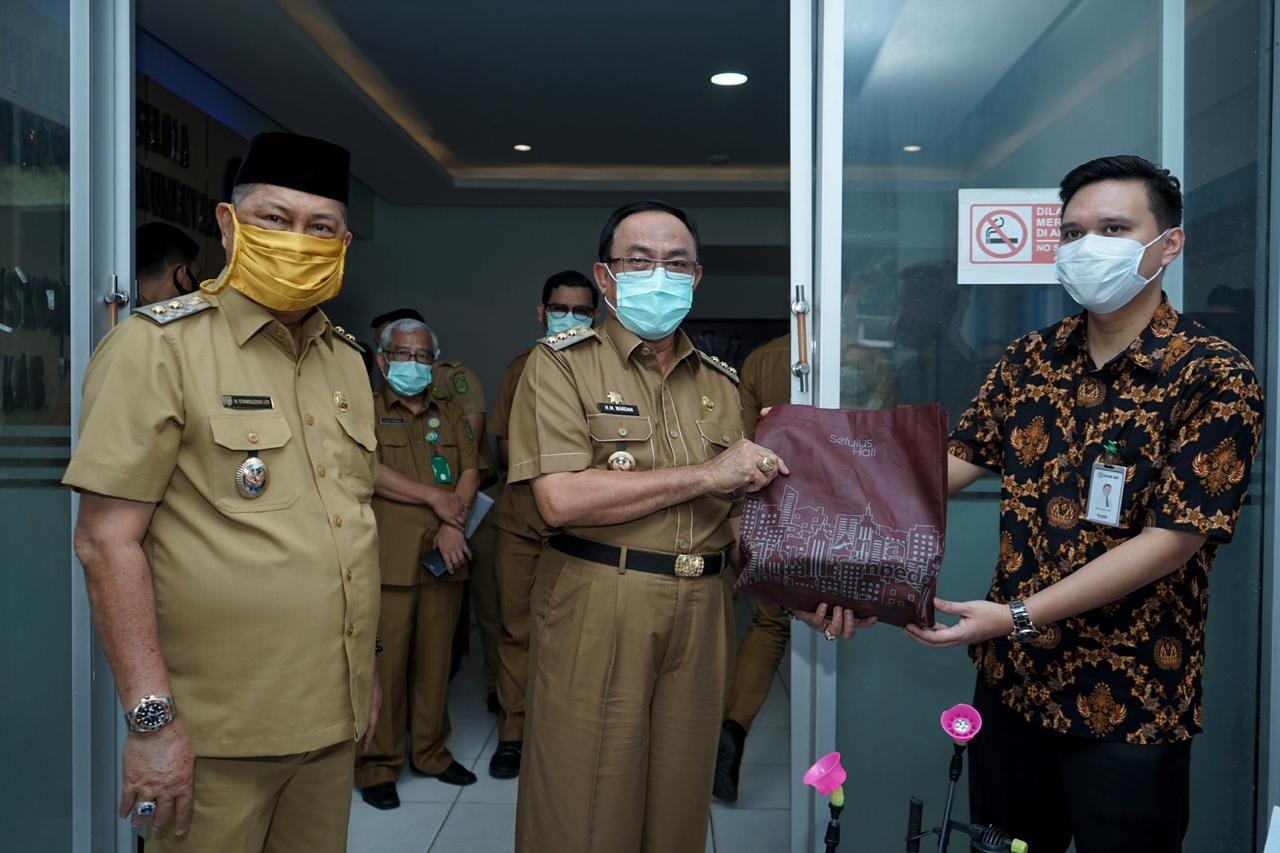 Tim Gugus Tugas Penanggulangan Covid-19 Kabupaten Inhil Menerima Bantuan Uang dan Peralatan penyemprotan Disinfektan dari Kacab BRI Tembilahan.