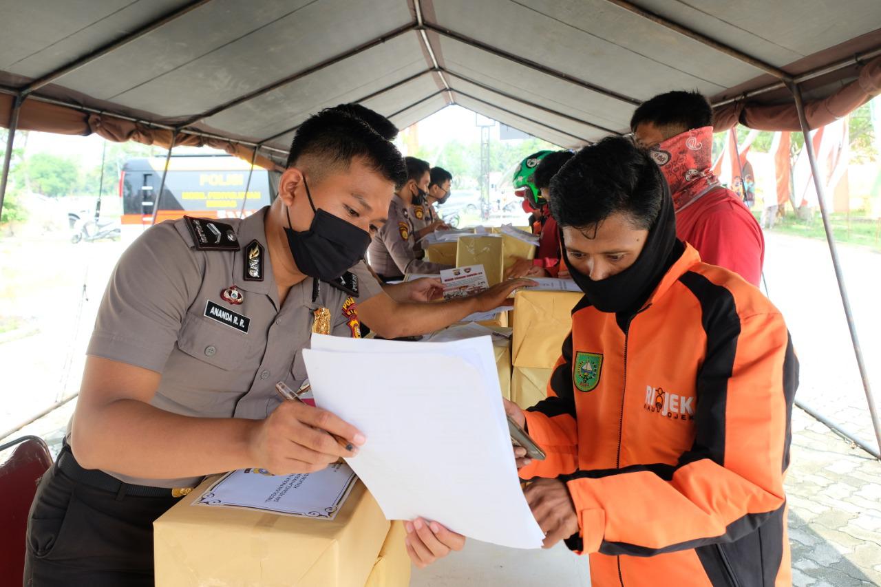 Polda Riau Menggandeng Relawan Salurkan Bantuan