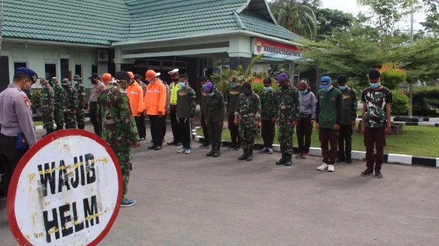 Kapten Inf. Tarmizi Pimpin Tim Melaksanakan Penyemprotan Desinfektan