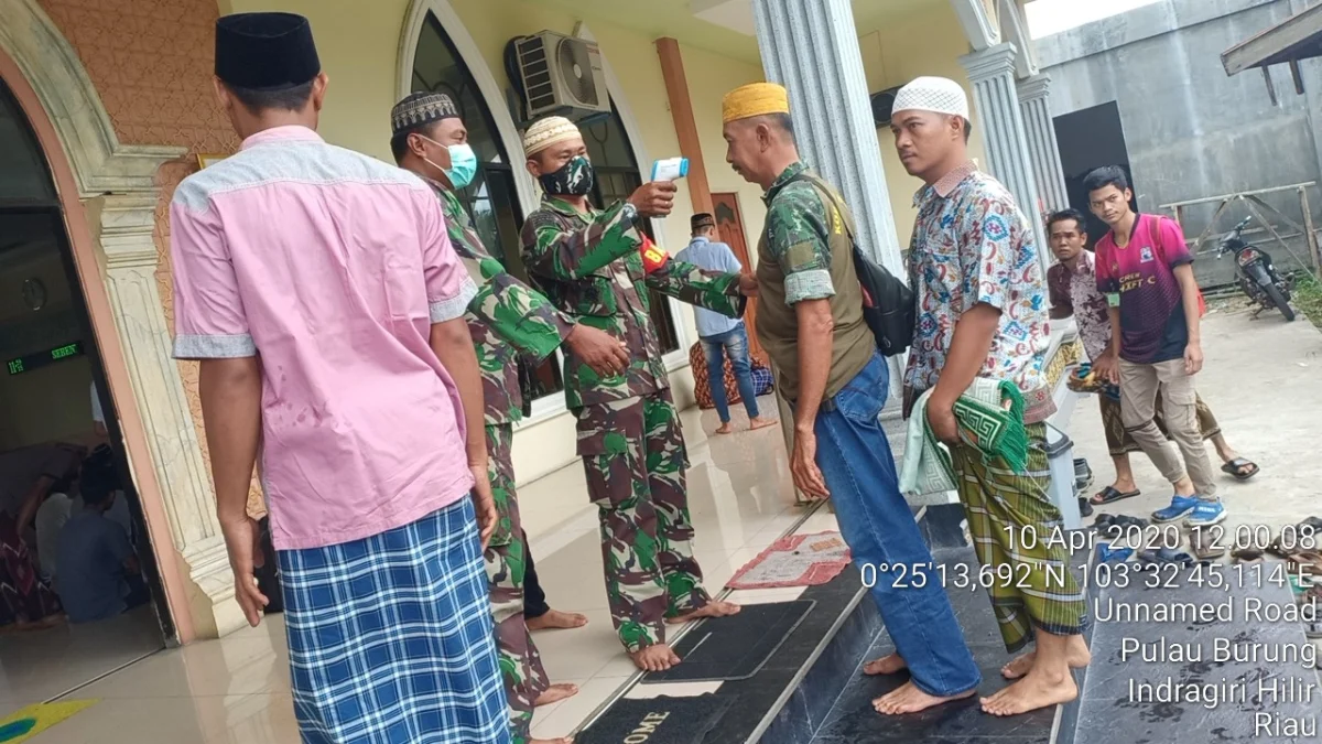 Babinsa Koramil 11/Pulau Burung Melakukan Pengecekan suhu Tubuh Jamaah Masjid Al- Iman