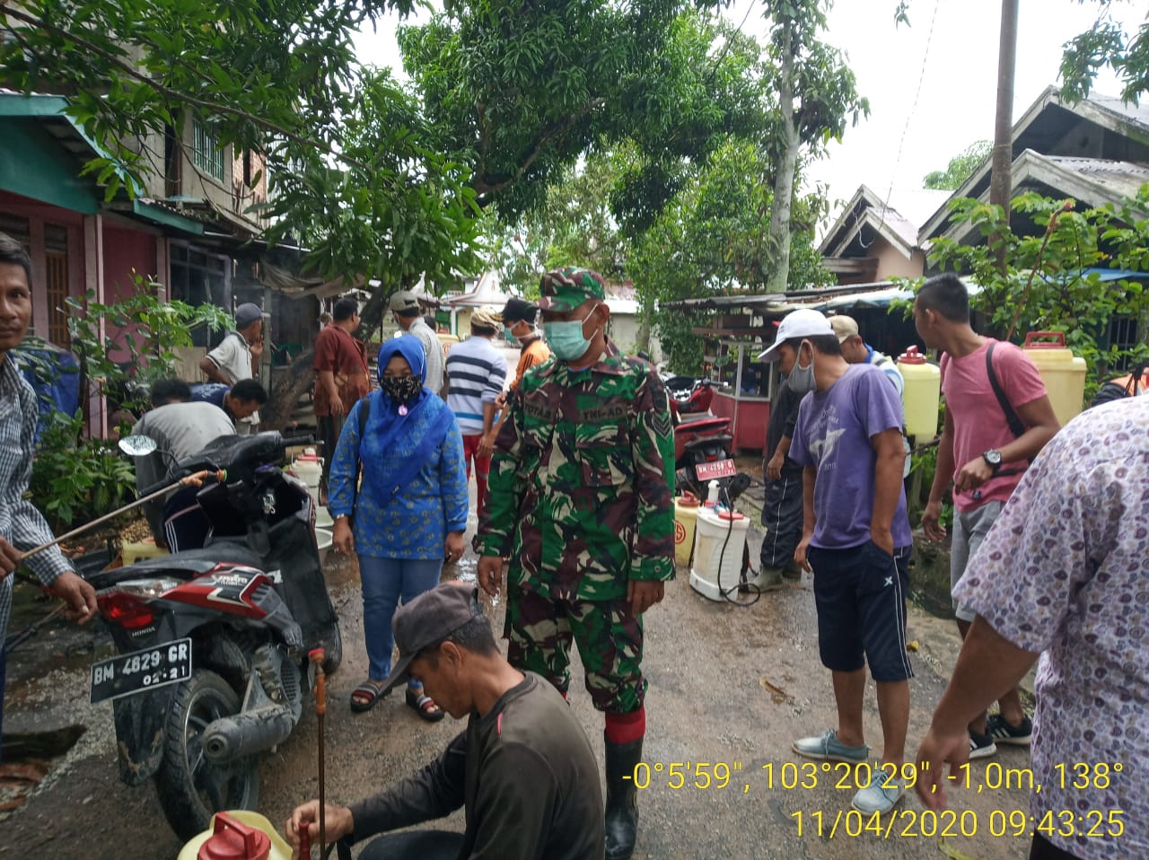 Babinsa, bersama UPT Puskesmas, para medis RT laksanakan penyemprotan desinfektan untuk perangi wabah covid 19.