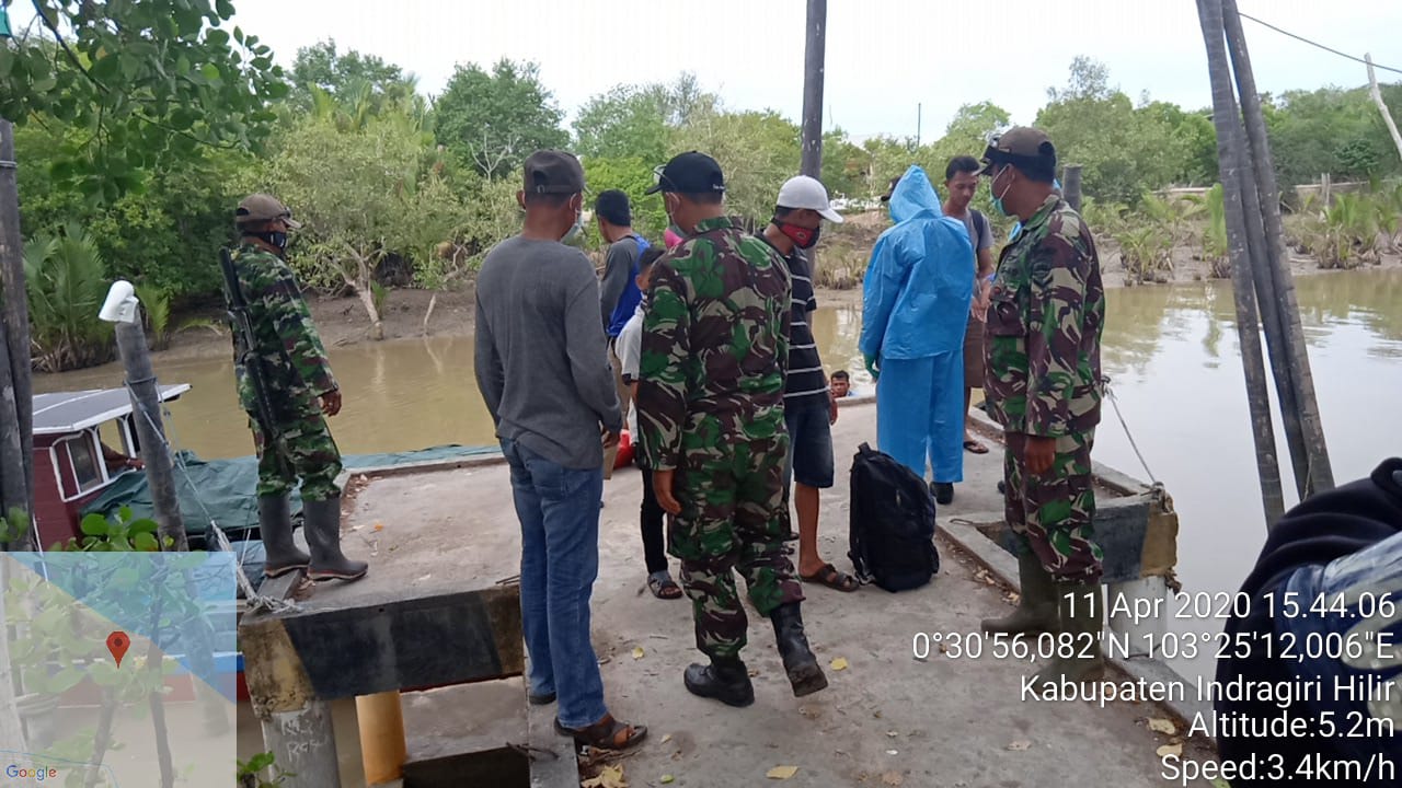 Personil Koramil 11 Pulau Burung Melakukan Pengecekan suhu kepada Penumpang di Pelabuhan Sungai Danai