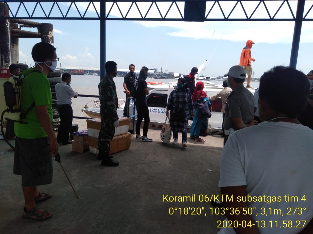 Babinsa Koramil 06/Kateman Serda M.Yusuf Memeriksa Penumpang Speed Boat Rahmat Jaya