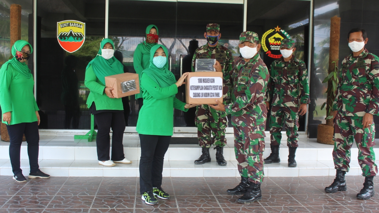 Ketua Persit LIV Dim 0314 Inhil Secara Simbolis Serahhkan 2.000 Masker hasil Karya Sendiri untuk dibagikan kepada Masyarakat