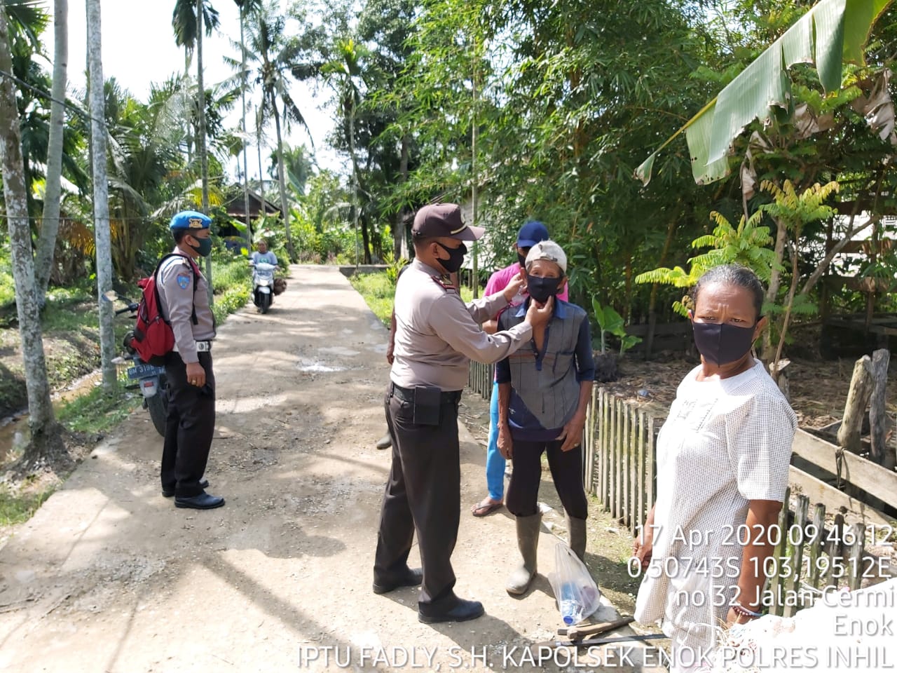 Menghambat Penyebaran Virus Corona Polsek Enok Bagikan Masker Scuba