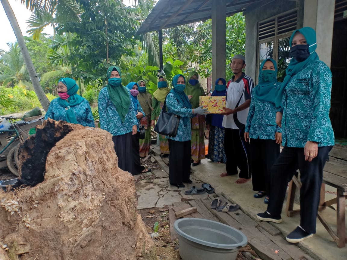 Guna Memutus Mata Rantai Covid -19 Ketua TP.PKK Kelurahan Pekanarba Membagikan Masker kepada Warga