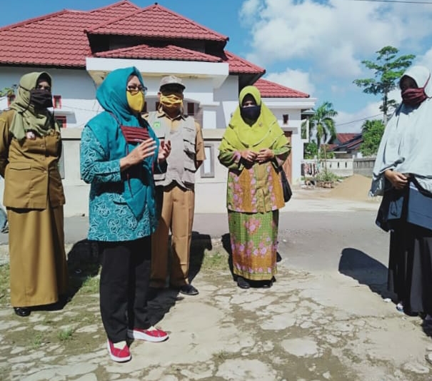 TP.PKK dan PAC.MNU Kecamatan Tembilahan Hulu Sosialisasikan Pemakaian  Masker.