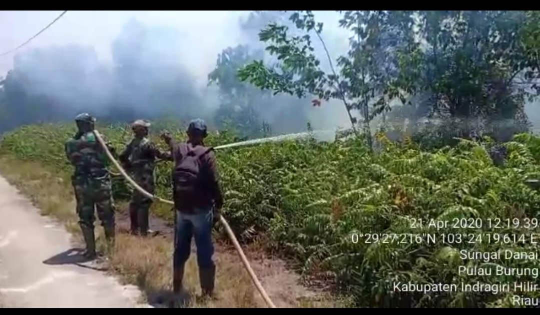 Babinsa Koramil 11 Pulau Burung Memadamkan Titik Api Di Desa Sungai Danai