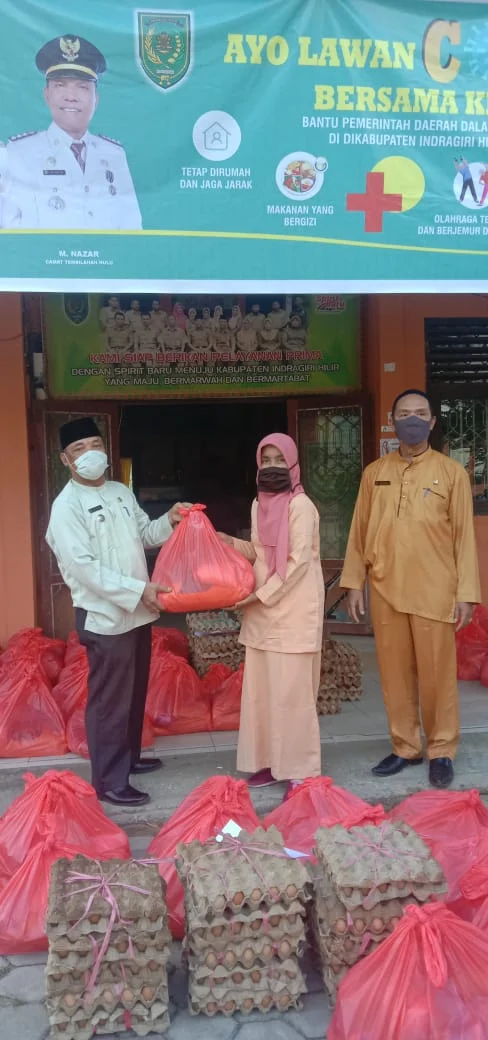 Camat Tembilahan Hulu serahkan 100 paket Sembako"