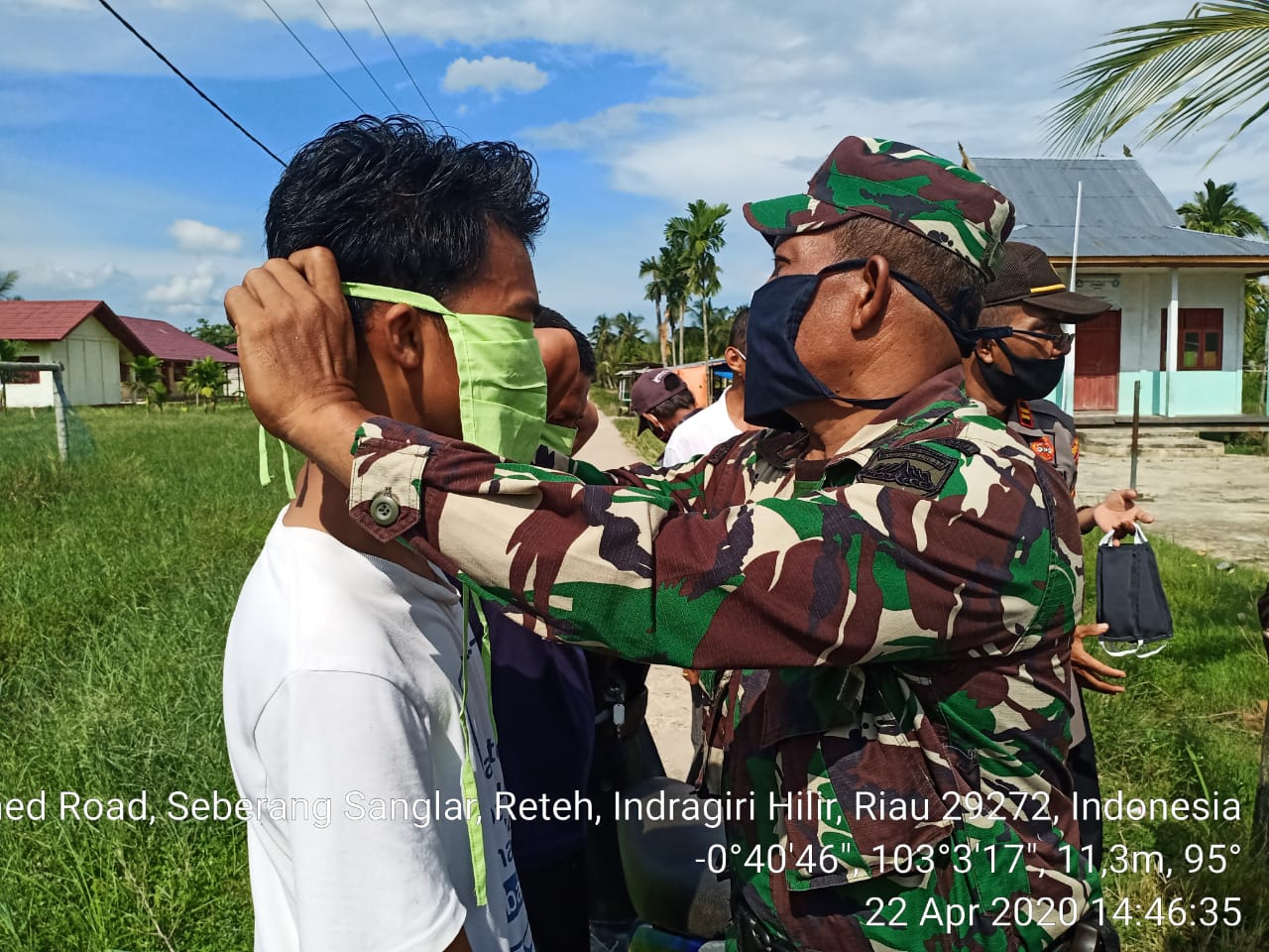 *Aksi Cepat,pencegahan Covid-19 bersama dengan koramil 07/Reteh,polsek dan forkopimcam dan relawan,semprotkan disinsfektan, bagikan Masker Guna mencegah Covid-19*