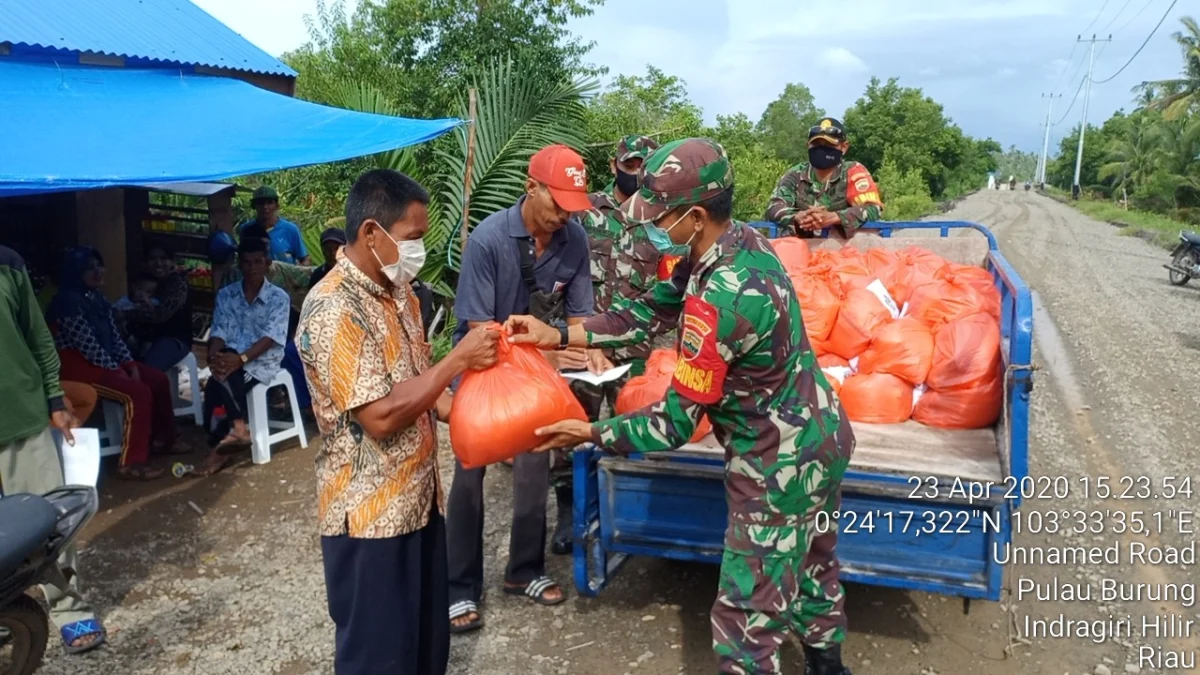 *Babinsa Koramil 11/Pulau Burung Kodim 0314/Inhil Korem 031/WB membagikan Sembako Dampak Covid- 19*