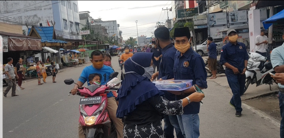 PWI Inhil Bagikan Masker dan Imsakiyah Gratis ke Masyarakat