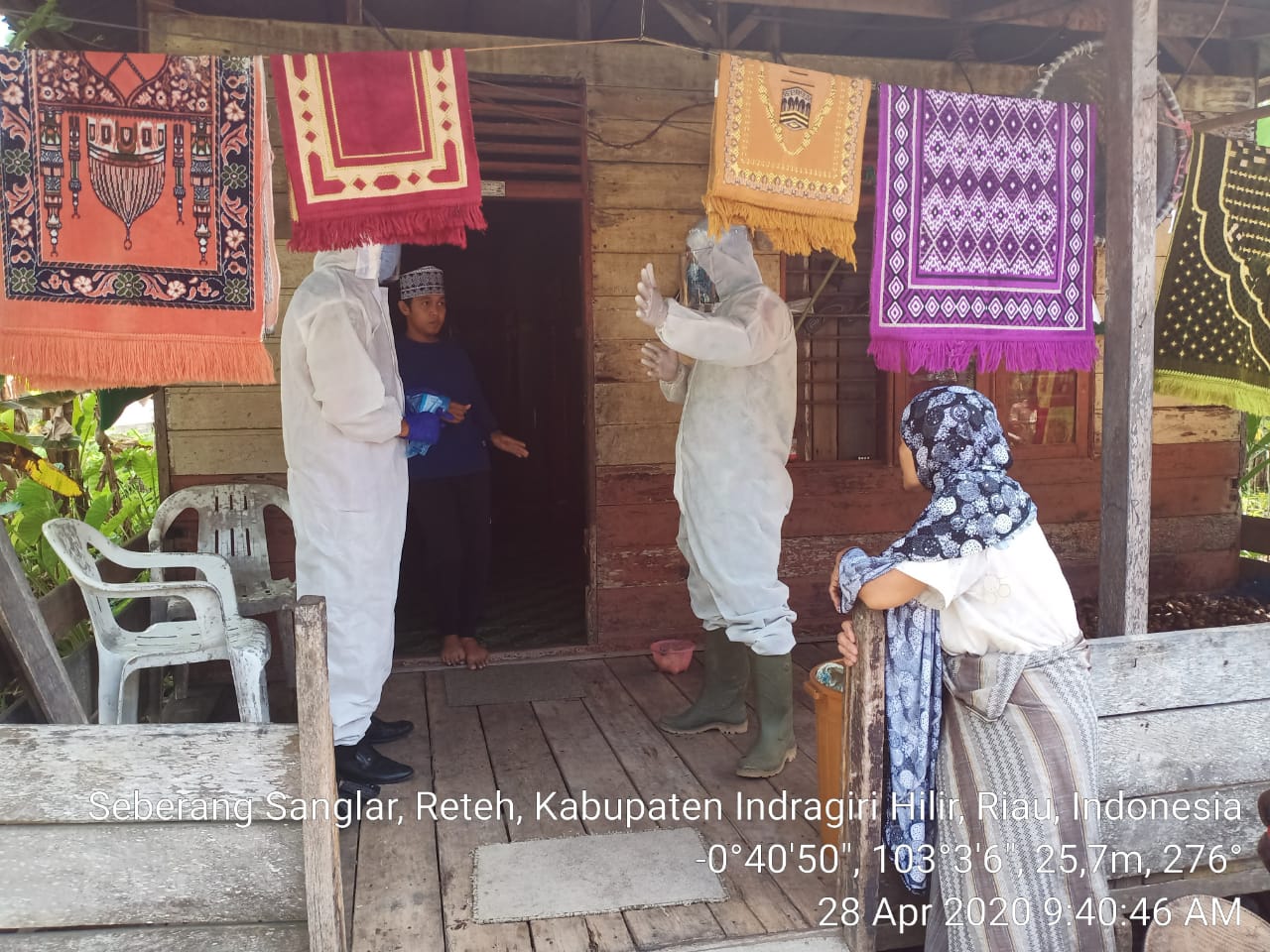 *Kegiatan Babinsa Koramil 07/Reteh Bersama Tim Medis Pustu Desa Sebrang Sanglar Lakukan Pemeriksaan Suhu  yang Baru Pulang dari Luar Daerah*