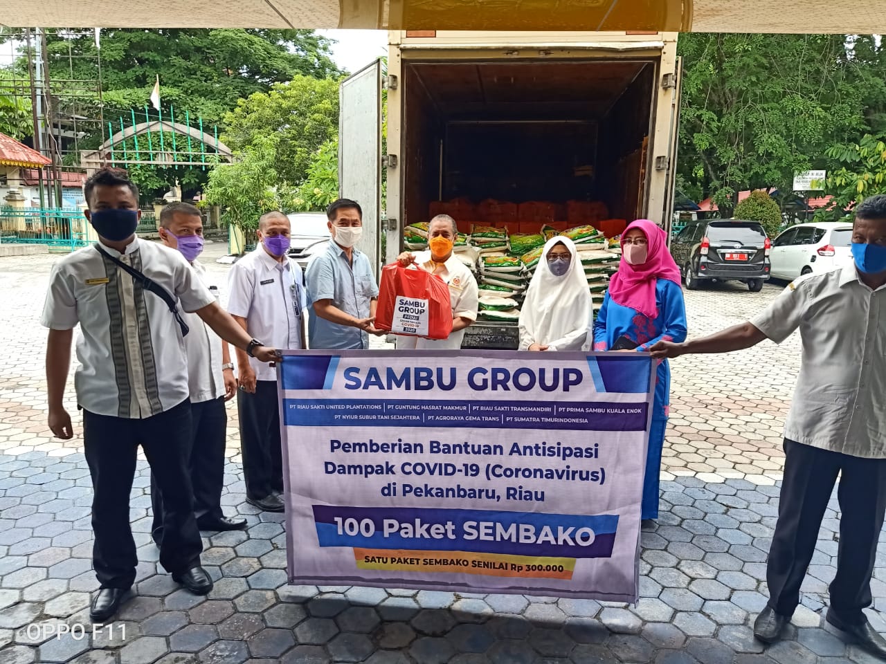 Bersama Dinas Perkebunan Riau, Sambu Group Bagikan Paket Sembako