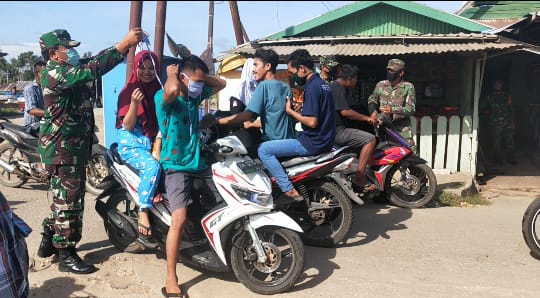 *Koramil 11 Pulau Burung Membagikan Masker*