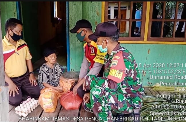 Polsek Enok Berikan Bantuan Sembako Kepada Keluarga Kurang Mampu Terkena Dampak Covid-19