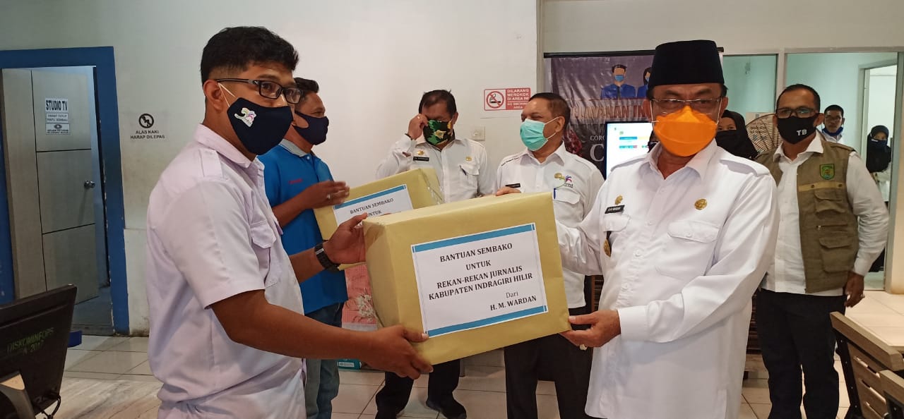 Bantu Jurnalis, Bupati Berikan Bantuan Kepada PWI Inhil