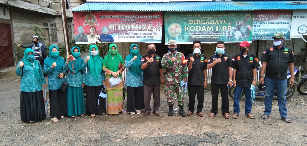 *Di Bulan Ramadan tak jadi Halangan bagi Babinsa Koramil 07/Reteh Bersama LBDH ( Laskar Banjar Dalas Hangit) dan Aparatur Kel.Benteng bersama Ibu Ibu PKK Kelurahan Benteng Kecamatan Sungai Batang Membagikan masker.*