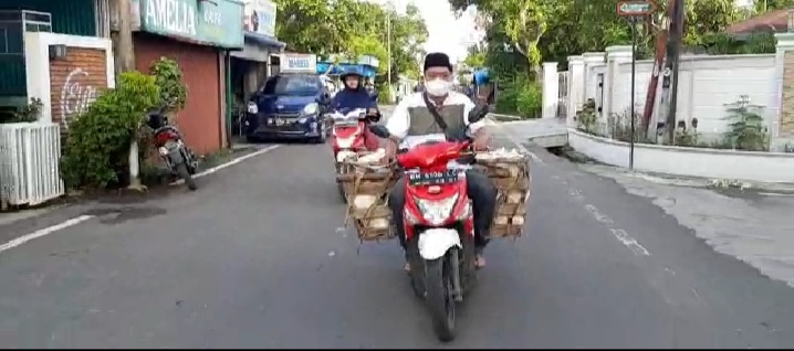 Relawan IWO Inhil Bagikan Paket Sembako, Pengantaran Menggunakan Keranjang