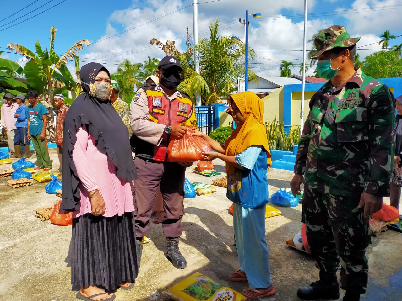 *Penyerahan Bantuan Sembako bagi warga yang tidak mampu yang terdampak Covid -19 19 dari BPBD Inhil Melalui Kantor Lurah Tempuling*