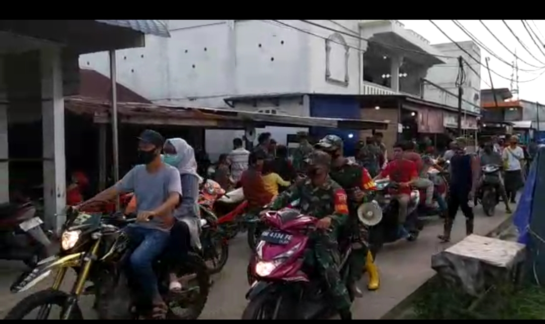 *Danramil 11 Pulau Burung beserta Personilnya Melaksanakan Himbauan Pemakaian Masker Kepada Pengguna Jalan*