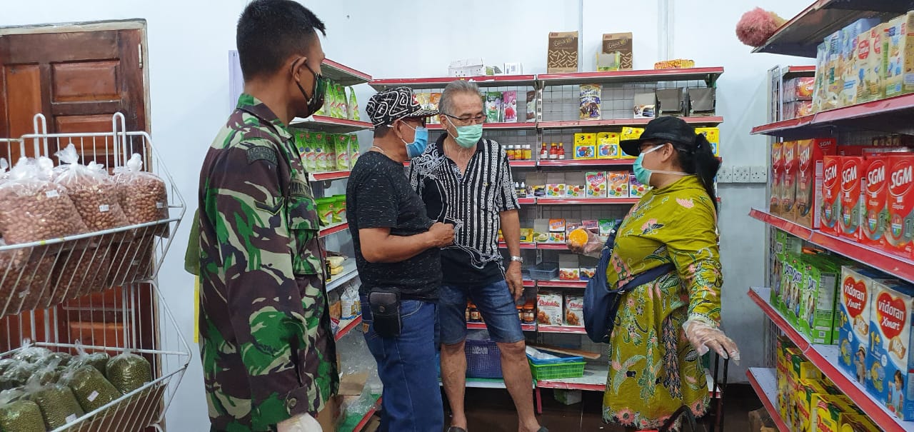 *Babinsa Tagaraja Serda M.Yusuf dan Camat Kateman Kamren, S.Sos.,M.Si Serta Aparat Terkait Sidak Mini Market di Pasar Sungai Guntung*