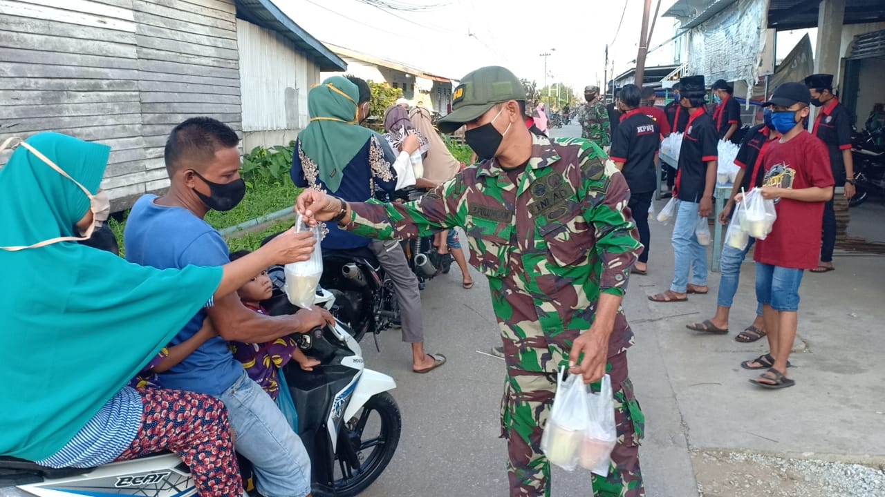 *Koramil 11 Pulau Burung bersama KPRJ (Komunitas Pemuda Rantau Jawa) di Desa Pulau Burung bagikan masker dan takjil*