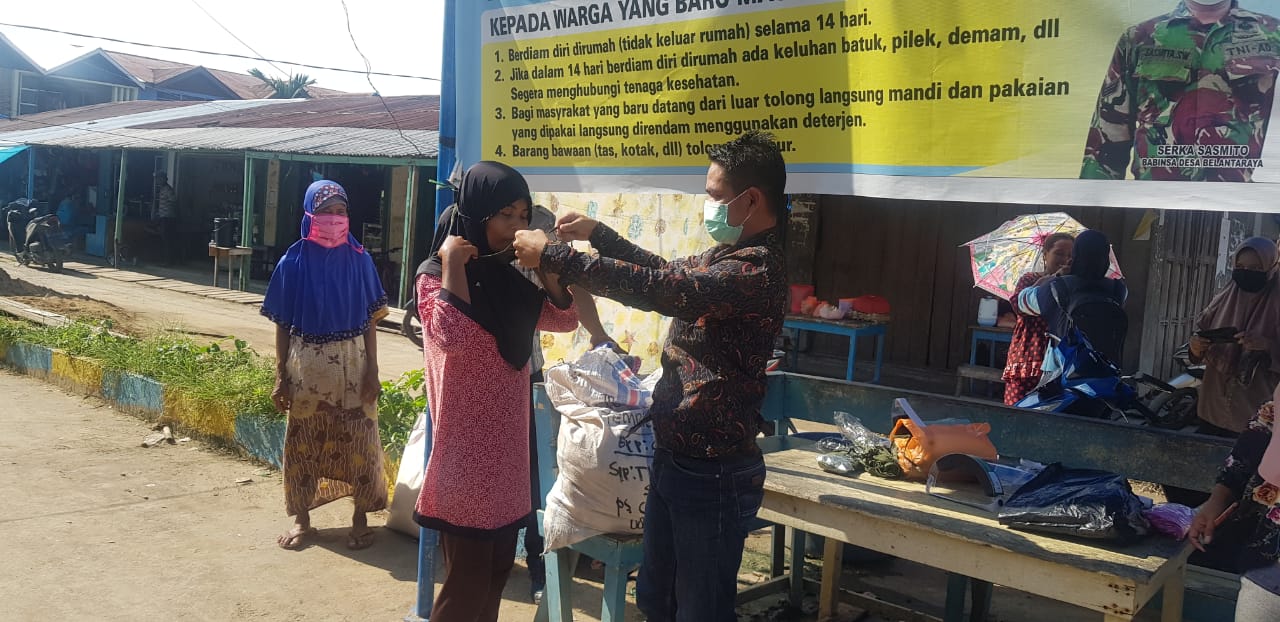 Pemdes Belantaraya Bagikan 2000 Pcs Masker Gratis Kepada Masyarakat