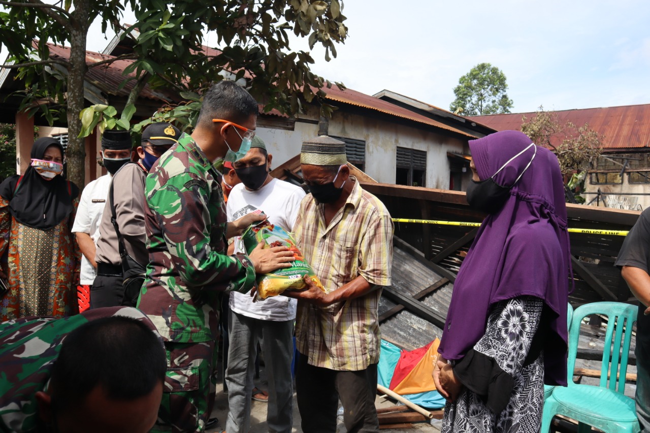 *Dandim 0314/Inhil beserta Kapolsek Tembilahan Hulu dan Yayasan Vioni Bersaudara serahkan bantuan kepada korban kebakaran*