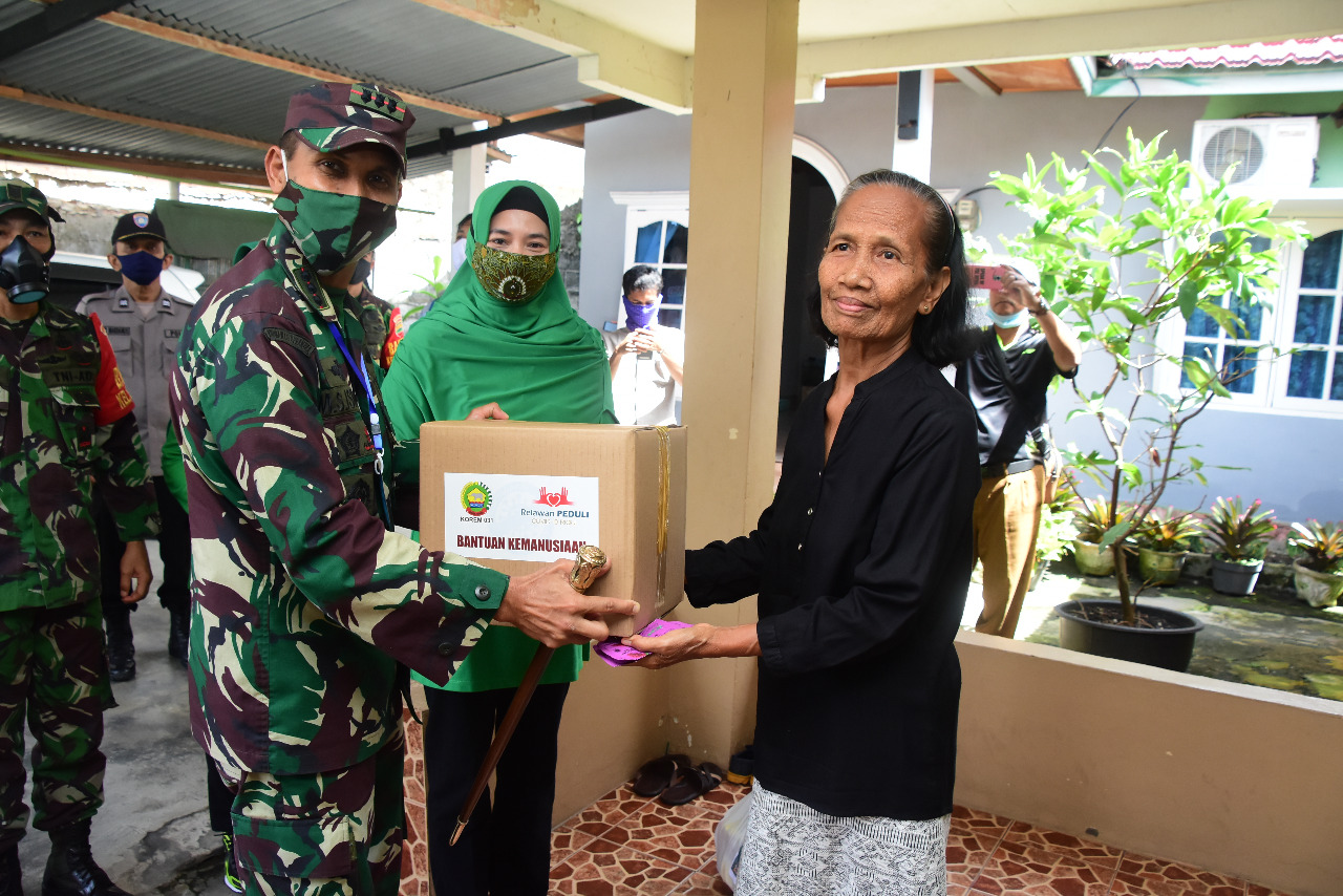 *Danrem 031/WB Beserta Ketua Persit KCK Koorcab Rem 031 PD I/BB dan Relawan Peduli Covid 19 Riau Kembali Bagikan Bantuan Kemanusiaan*