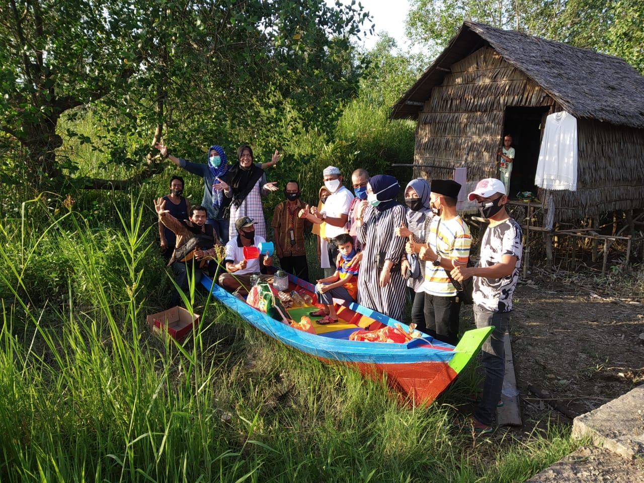 *KPSI Inhil Kembali sumbangkan sampan dan sembako kepada warga tidak mampu di Tembilahan Hilir*