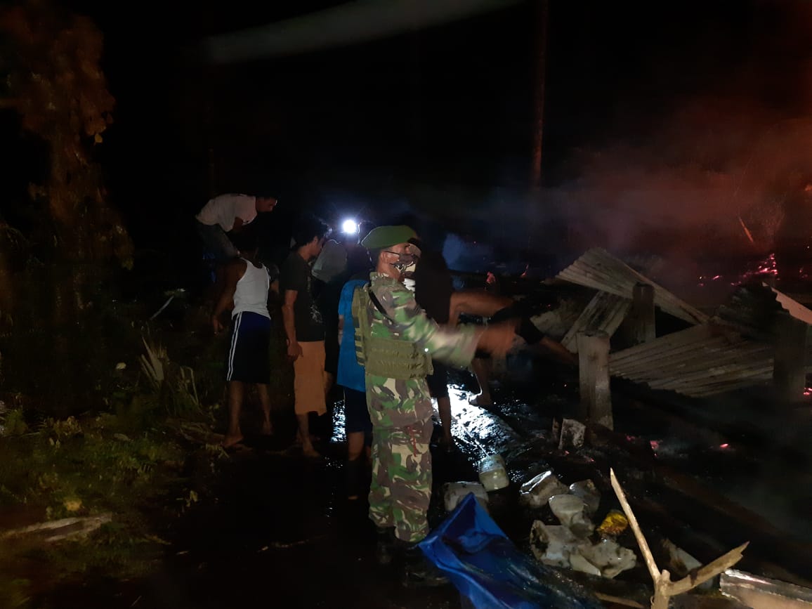 *Babinsa Koramil 11 Pulau Burung bersama Masyarakat Padamkan api di Dusun Mekarjaya*