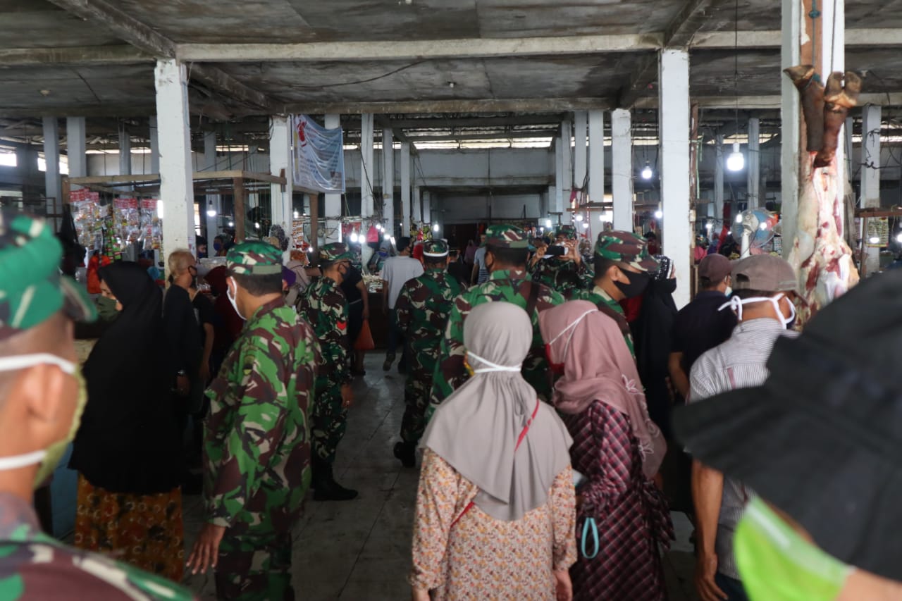 *Tim Gugus Tugas Kodim 0314/Inhil Laksanakan Sweeping Masker di Pasar Pagi*