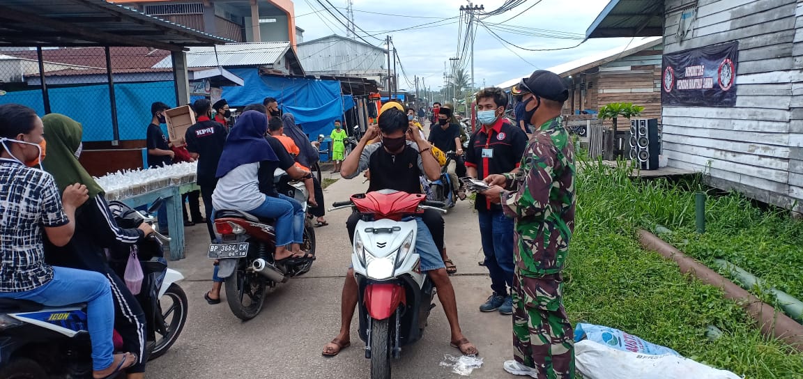 *Babinsa Koramil 11 Pulau Burung dan Komunitas Pemuda Rantau Jawa (KPRJ) Berbagi Takjil*