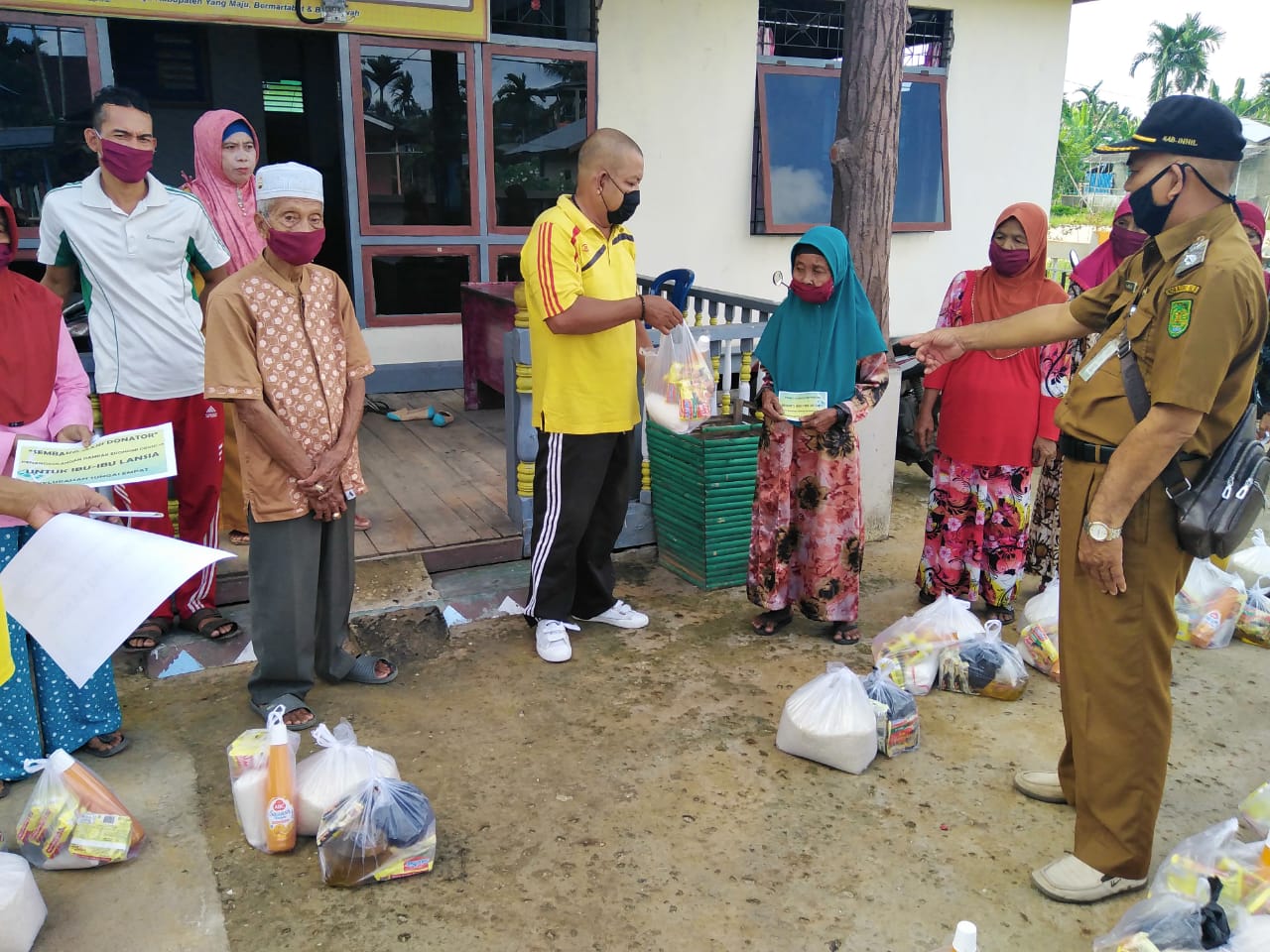 *Penanggulangan dampak ekonomi terdampak copid 19 untuk ibu-Ibu Lansia di kelurahan sungai Empat kecamatan Gaung Anak serka*