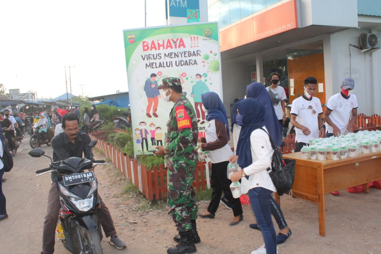 *Babinsa Koramil 11 Pulau Burung bersama Gerakan Peduli Sesama (GPS) Pulau Burung berbagi takjil*