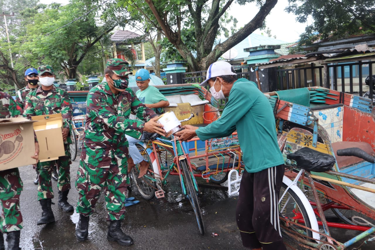 Menyambut datangnya hari kemenangan, keluarga besar Kodim 0314/Inhil berbagi tali kasih kepada warga yang sehari-hari beroperasi sebagai tukang becak