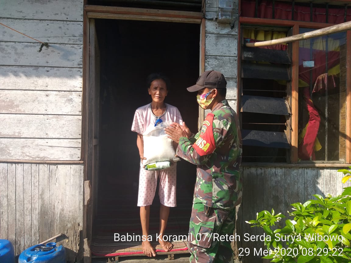 *Babinsa Koramil 07 Reteh berbagi sembako di Jum'at barokah*