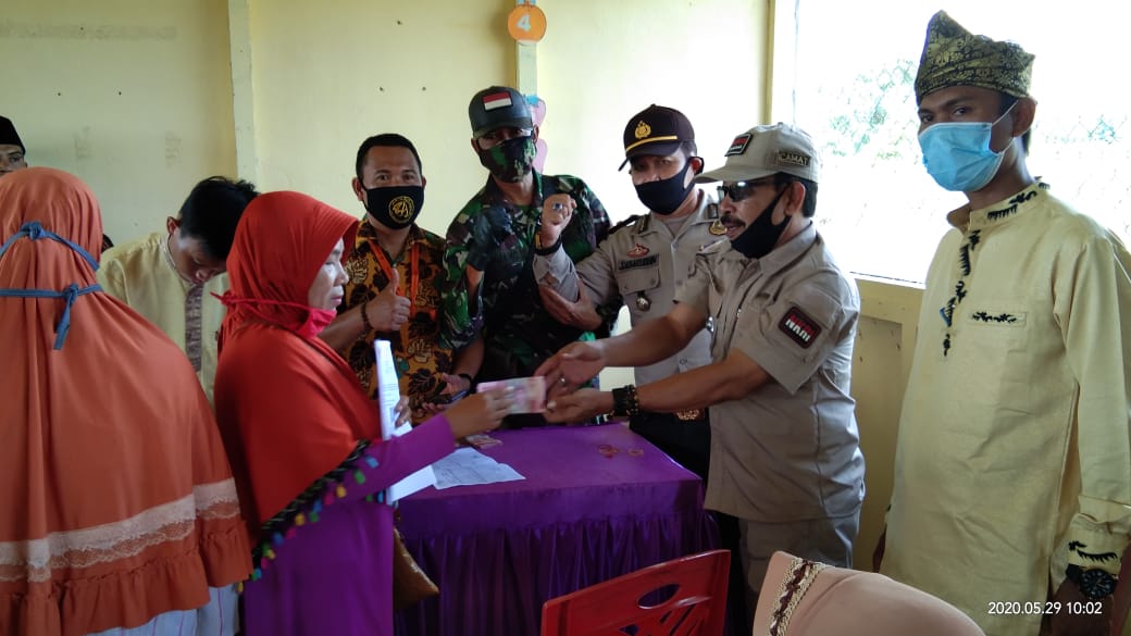 *Danramil 11 Pulau Burung melanjutkan Pendampingan Penyaluran BST, sembako dan BLT DD Tahap II beberapa Desa di Kecamatan Pulau Burung*