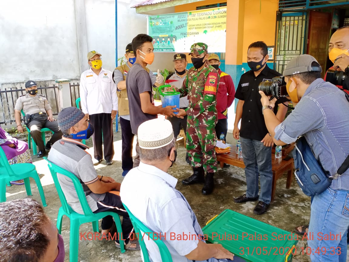 *Babinsa Pulau Palas Mewakili Danramil 01 Serahkan Bantuan Kepada Korban Angin Puting Beliung*