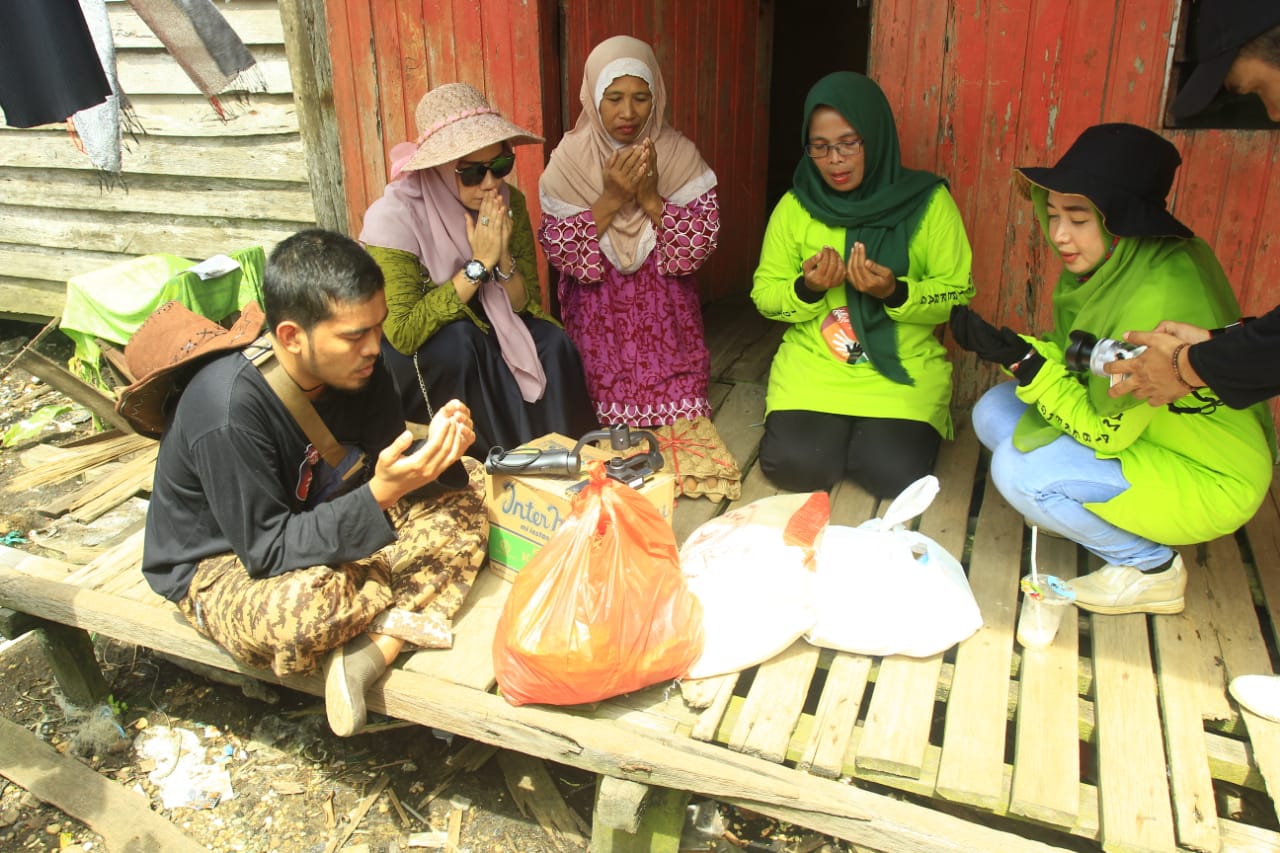 *Lintasi Ombak Sungai Indragiri Relawan Jum'at Berbagi, Emak-Emak Sehat, Pejuang Subuh Tembilahan Serta Penyuluh Agama Bagikan Paket Sembako di Desa Tanjung Baru Kecamatan Tanah Merah*