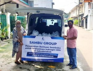 Foto: Penyerahan simbolis bantuan sembako untuk mahasiswa oleh Nurul Fajrini, Head of PR, SAMBU Group, kepada Masdar, perwakilan Sahabat Kelapa Indonesia