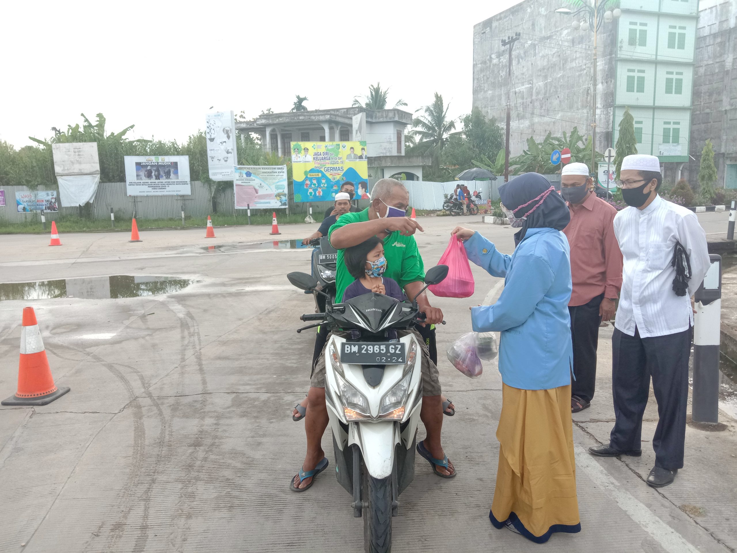 *Mahasiswa KKN Univeristas Riau Relawan Kelurahan Tembilahan Barat Bagikan Takjil Gratis*