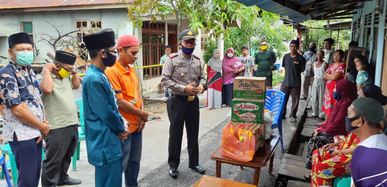 Kegiatan Jum'at Amal, Polsek Tembilahan Hulu Berikan Bantuan kepada Korban Kebakaran