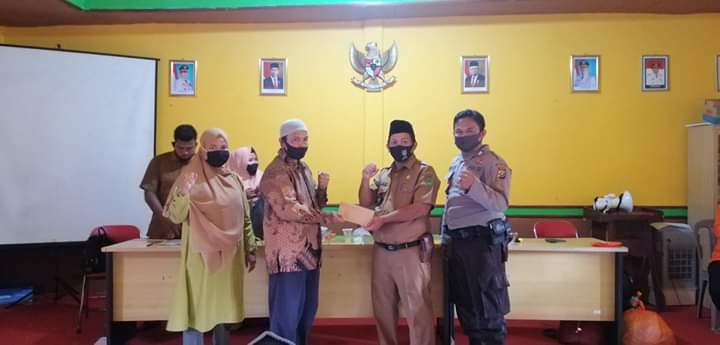 *Apresiasi Kinerja perangkatnya Kades Sungai Intan Bagikan Honorarium*