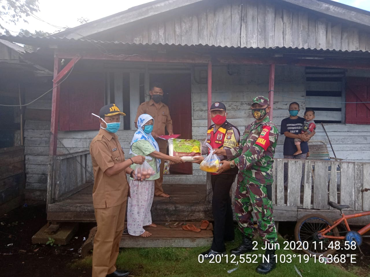 *Babinsa Sapta Jaya Koramil 11 Pulau Burung Salurkan Bantuan Sembako Tahap I*