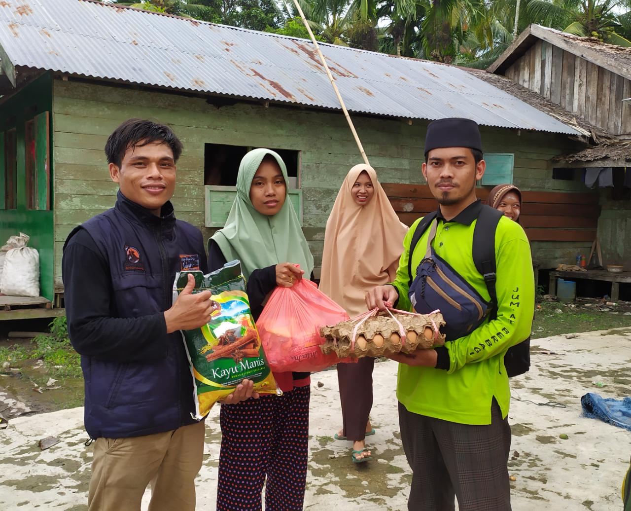 *Lintasi Sungai Indragiri Penyuluh Agama Kec.Tembilahan, Relawan Jum'at Berbagi, Emak-Emak Sehat, Pejuang Subuh Tembilahan Serta Bagikan Paket Sembako di Desa Parit Hijrah Kelurahan Sebrang Tembilahan Barat*