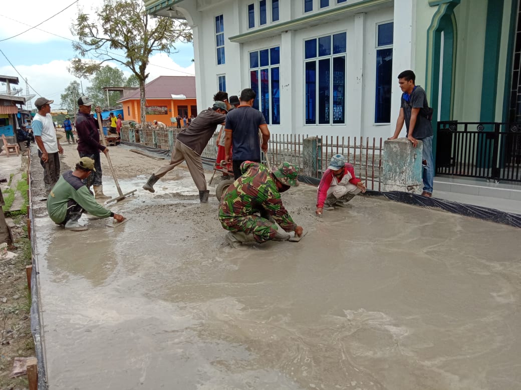 Anggota Koramil 03/Tempuling Bersama Masyarakat Gencarkan Pekerjaan Jalan di Hari Ke-5 Pra TMMD